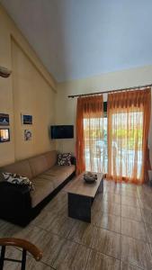 ein Wohnzimmer mit einer Couch und einem Couchtisch in der Unterkunft Polychrono Seaside Haven in Polychrono