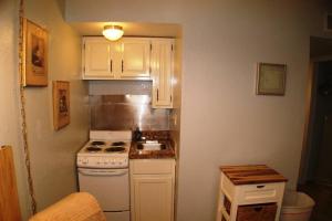 Η κουζίνα ή μικρή κουζίνα στο VDM 408 Studio next to beach access Pool