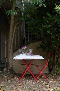 a table with glasses and flowers on top of it at Le Nid des Rossignols in Angers