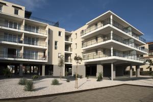 una imagen de un edificio de apartamentos en Domitys Les Dunes D'argent, en Saint-Cyprien