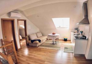 a living room with a couch and a table at Pure Mountain - Serra da Estrela in Erada