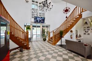 Et tv og/eller underholdning på Cozy king bed Suite - pullout couch - Pool on grounds