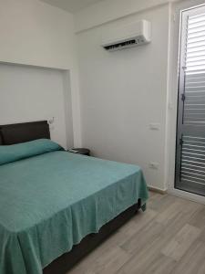 En eller flere senge i et værelse på Cozy Corner Apartment Forio