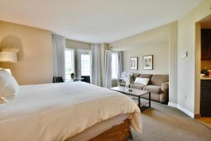 En eller flere senge i et værelse på Cozy king bed Suite - pullout couch - Pool on grounds + 73 billeder