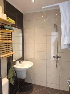 un baño con lavabo y ducha en Sunny Beach Cozy Apartment With a Pool, en Sunny Beach