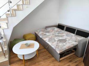 una pequeña habitación con una cama y una mesa en Sunny Beach Cozy Apartment With a Pool, en Sunny Beach 12 fotos más