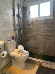 Un baño con inodoro y ducha de cristal. en Silver House Lanzarote, en Arrecife 4 fotos más