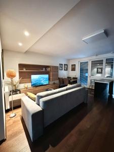 Una sala de estar con un sofá y un televisor. en Comfy Stay Apartment, en Trenčín 89 fotos más