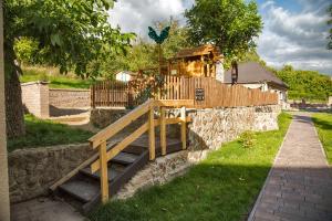drewniana rampa prowadząca do drewnianego domu w obiekcie Hotel & Restaurant Pod Kaštany w mieście Krupka