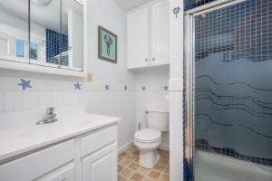 ein Badezimmer mit Toilette, Waschbecken und Dusche in der Unterkunft 2 Bayberry Road Harwich Port Cape Cod - Cranberry Cottage in Harwich Port + 29 Fotos