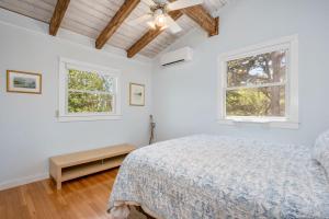 ein Schlafzimmer mit einem Bett und zwei Fenstern in der Unterkunft 2 Bayberry Road Harwich Port Cape Cod - Cranberry Cottage in Harwich Port