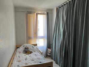 En eller flere senge i et værelse på Duplex-pied du village JO paris