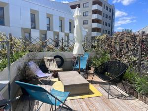 En balkon eller terrasse på Duplex-pied du village JO paris