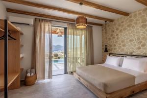 Postel nebo postele na pokoji v ubytování Obsidian Suites Milos + 20 fotografií