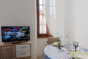 Televízia a/alebo spoločenská miestnosť v ubytovaní San Siro Suite SS1 Sanremo centro a due passi dal mare