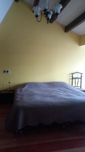 a bedroom with a bed with a blue comforter at Apartamento en Chicó Norte in Bogotá
