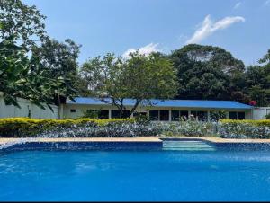 a swimming pool in front of a house at Finca Villa Mary in Villavicencio