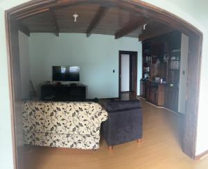 a living room with a couch and a table at Casa São José dos Pinhais in São José dos Pinhais