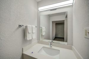 サンアントニオにあるMotel 6 San Antonio, TX I-35 North Corridorの洗面台と鏡のある白いバスルーム +17枚の写真