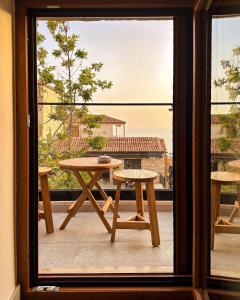 una mesa y un banco en un balcón con vistas en Sea Apartments Dhërmi, en Dhërmi
