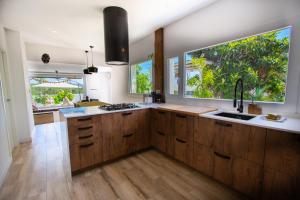Η κουζίνα ή μικρή κουζίνα στο Tropical Oasis Costa Dorada with private pool