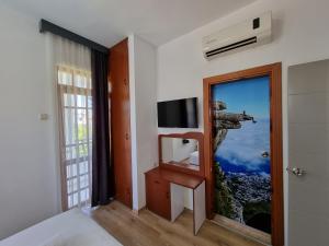 TV a/nebo společenská místnost v ubytování Şima Hotel Kemer