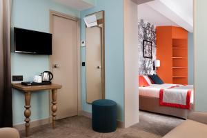 מיטה או מיטות בחדר ב-Hotel des Nations Saint Germain