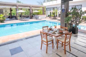 Bazén v ubytování Hotel Tres Soles nebo v jeho okolí