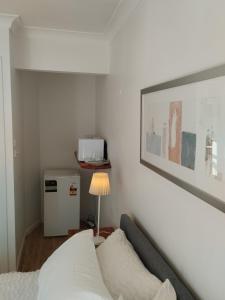 una camera da letto con un letto e un quadro sul muro di private guest suite at sorrento a Gold Coast