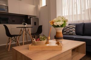 a living room with a coffee table with a vase of flowers at Harmonie in Guayaquil