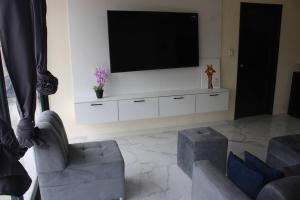 TV a/nebo společenská místnost v ubytování a 2 cuadras de la playa y el mar