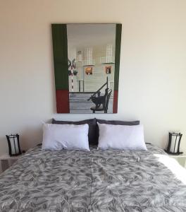 een slaapkamer met een bed met een schilderij aan de muur bij Cabañas Tinkuy I in Cortaderas +4 foto's