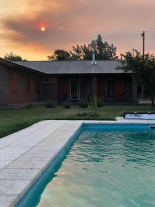 een huis met een zwembad voor een huis bij Cabañas Tinkuy I in Cortaderas