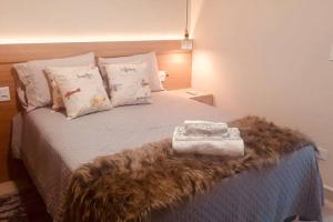 une chambre avec un lit avec une couverture en fourrure dessus dans l'établissement Apartamento novo em Foz, ao lado do Shopping JL, à Foz do Iguaçu