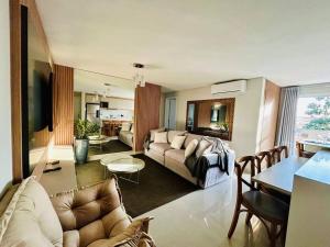 un salon avec un canapé et une table dans l'établissement Apartamento novo em Foz, ao lado do Shopping JL, à Foz do Iguaçu