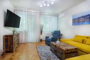 Televiisor ja/või meelelahutuskeskus majutusasutuses Spacious Sofia Condo - Philadelphia LOVE