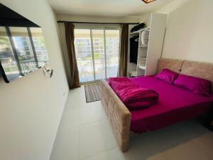 Postel nebo postele na pokoji v ubytování Marassi Marina- Marina Views- Marine Luxurious 3 Bedroom Chalet- El Alamein + 75 fotografií