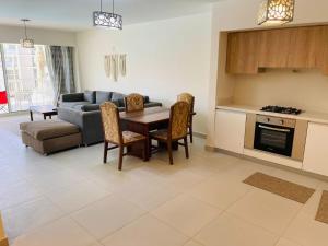 Kuchyň nebo kuchyňský kout v ubytování Marassi Marina- Marina Views- Marine Luxurious 3 Bedroom Chalet- El Alamein