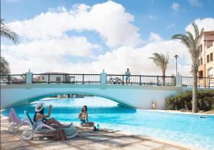 Bazén v ubytování Marassi Marina- Marina Views- Marine Luxurious 3 Bedroom Chalet- El Alamein nebo v jeho okolí