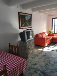 un soggiorno con TV e divano di marAzul BEACH HOUSE a Taganga