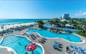 Bazén v ubytování BeachFront-Majestic Beach Resort 1513 nebo v jeho okolí