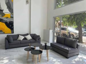 a living room with a couch and two tables at Ohiggins Bahía Premium in Bahía Blanca