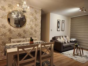 a living room with a table and a couch at Departamento equipado Parque Oriente in Temuco
