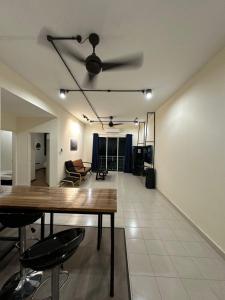 サンダカンにあるThe Cove Homestay Sandakan - seaviewのテーブルと天井ファンのあるリビングルーム