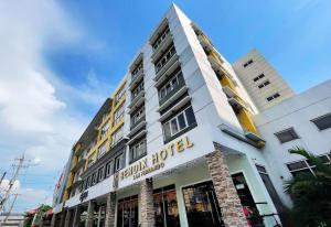 Budova, kde se hotel nachází + 22 fotografií