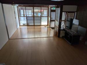 郡上市にあるGuest HouseSAKAI2のウッドフロアの空き部屋(大きな窓付)
