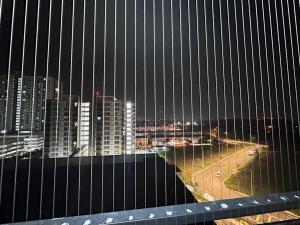 een uitzicht op de skyline van de stad vanuit een gebouw bij Lylinz sierra heights in Pasir Gudang