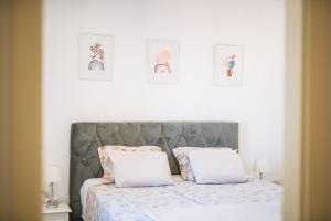 Korkyra Harbour Rooms客房内的一张或多张床位