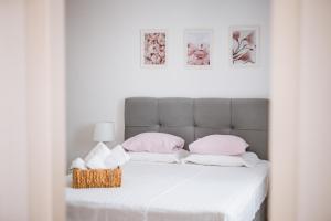 Korkyra Harbour Rooms客房内的一张或多张床位