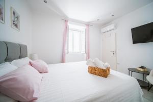 Korkyra Harbour Rooms客房内的一张或多张床位